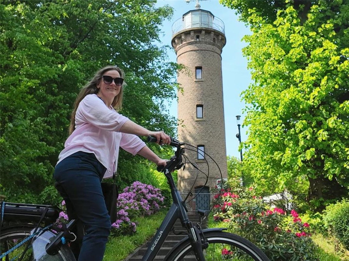 "Mina van Lutterveld am Klever Aussichtsturm mit Panoramablick, Sehenswürdigkeit in Kleve, Foto von WTM."