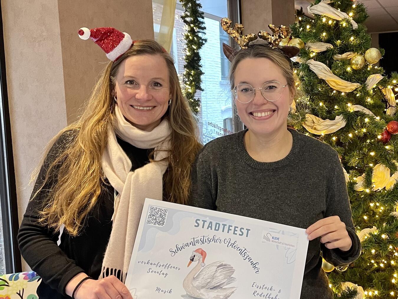 Schwantastischer Adventszauber Mina van Lutterveld und Kristina Janßen freuen sich aufs Stadtfest. Foto: WTM