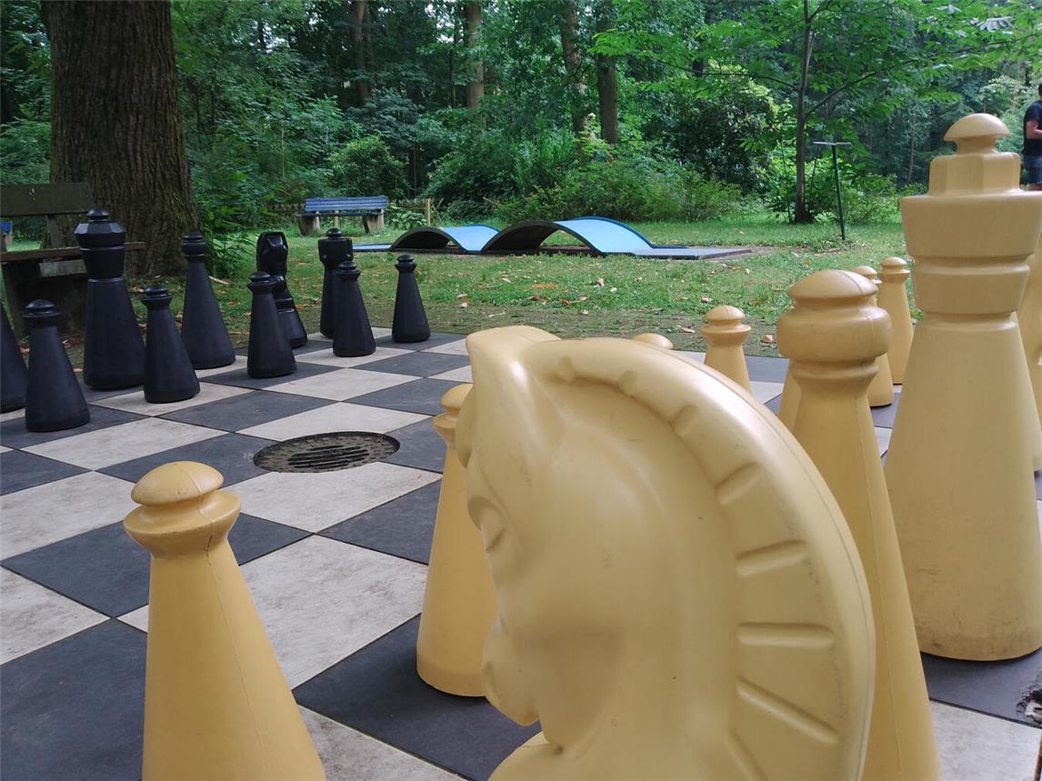Minigolf und Schach gibt es am Brückenweg. Foto: Förderverein Bedburger Begegnungspark