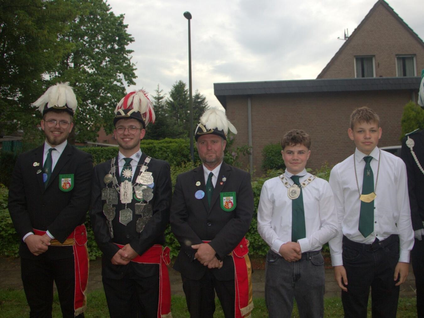 Minister Jan Stepholt, König Ben Stepholt und Schüler beim Vogelschießen in Wetten.