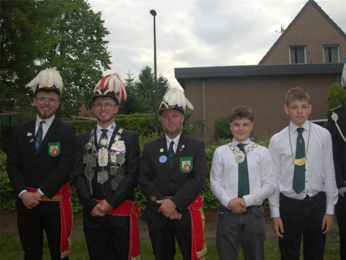 Minister Jan Stepholt, König Ben Stepholt und Schüler beim Vogelschießen in Wetten.