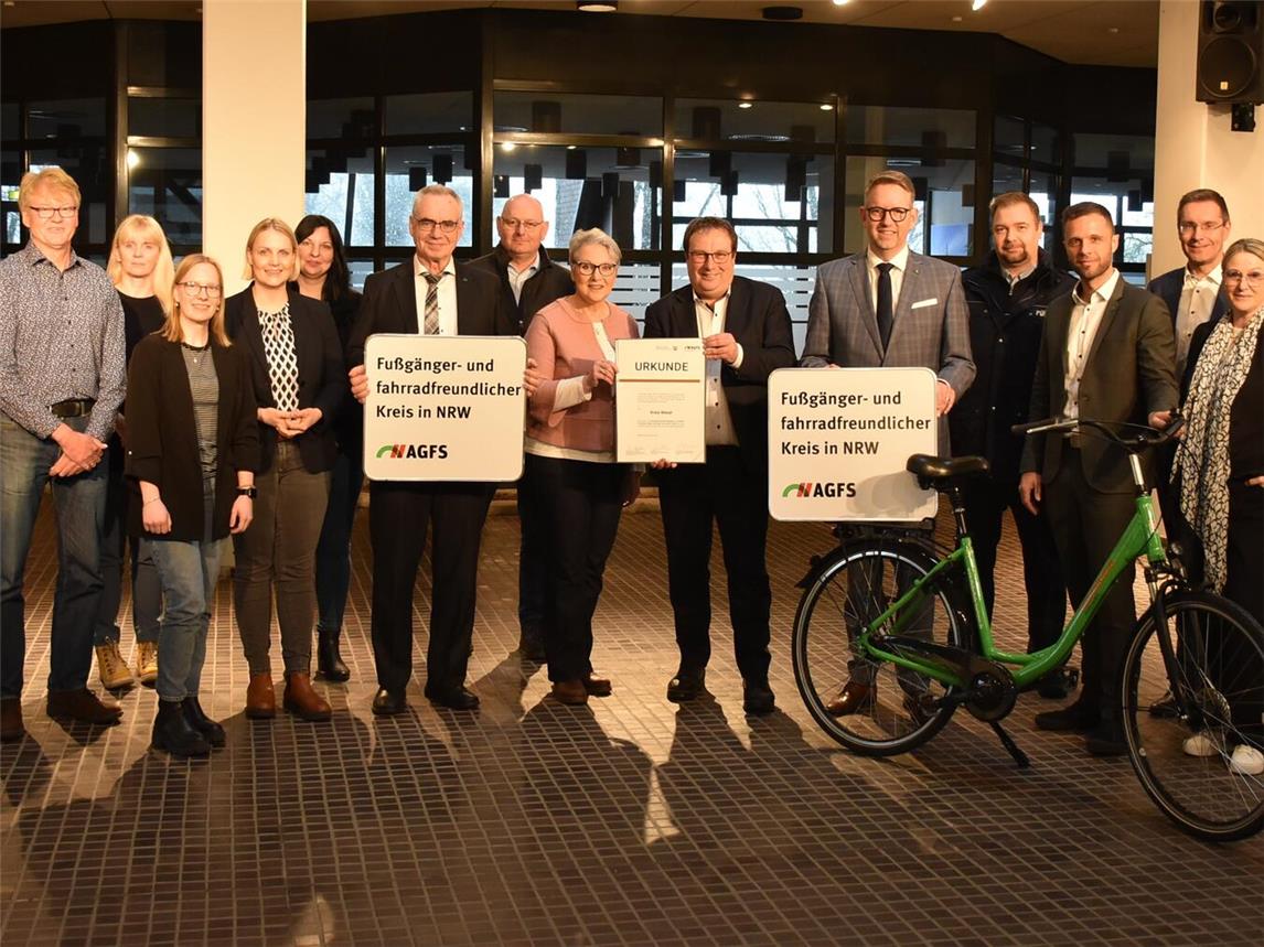 Minister Oliver Krischer und Christine Fuchs, Vorstand der AGFS, unterzeichneten gemeinsam mit Landrat Ingo Brohl die Urkunde zur Aufnahme des Kreises Wesel in die AGFS NRW. Foto: Kreis Wesel