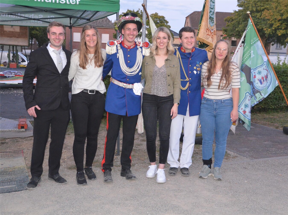 Minister Simon Kempkes mit Hofdame Corinna Paas, Schützenkönig Christian Paas mit Königin Laura Kilders, Minister Felix Timmermanns mit Hofdame Celine Posten (v.l.).Foto: privat