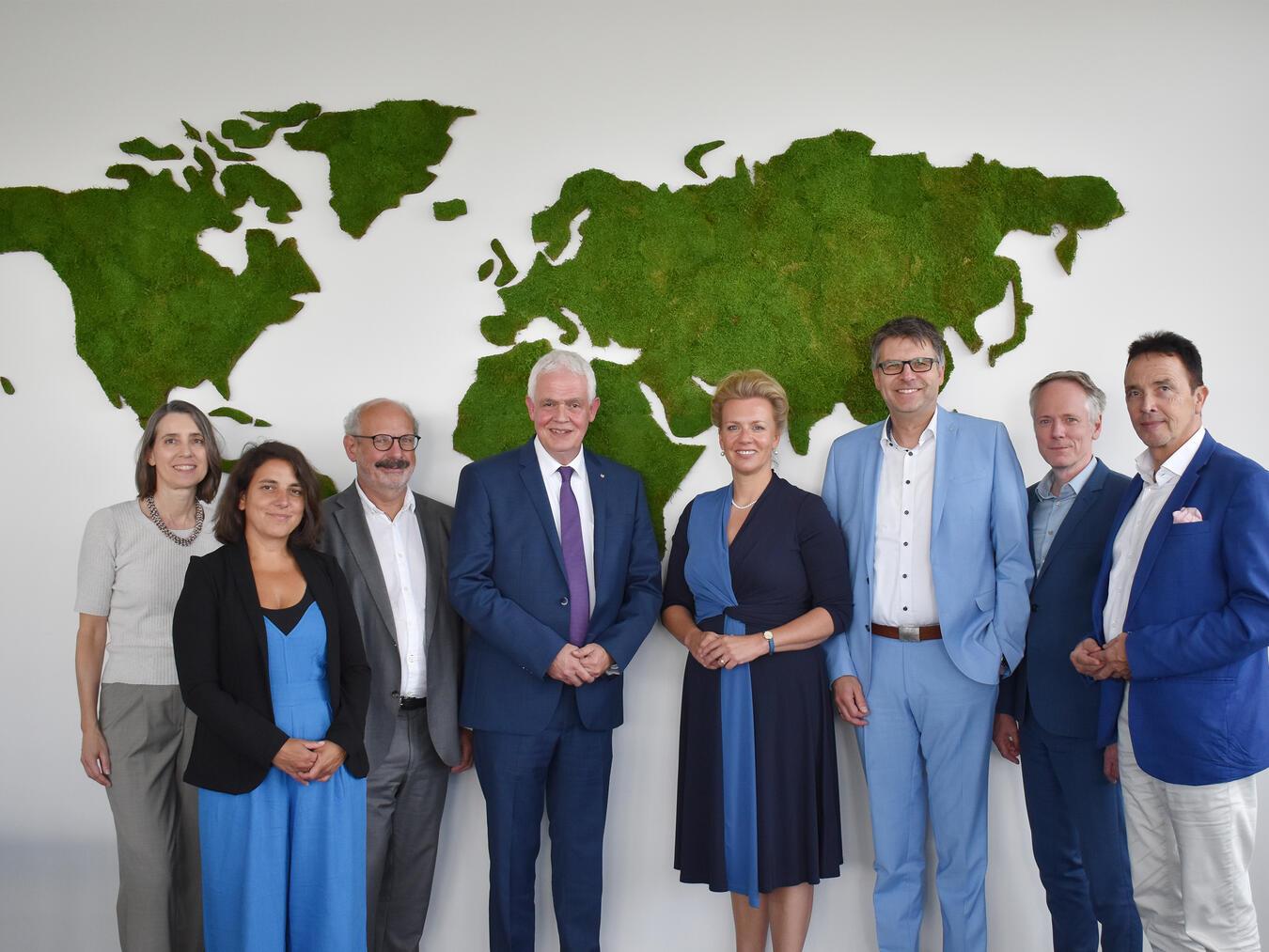 Ministerin Ina Brandes mit den Gesprächspartnern an der Hochschule Rhein-Waal (v.l.): Dr. Petra Radtke (Leitung der Stabsstelle des Präsidiums, HSRW), Sara Khaffaf-Roenspieß (Kommissarische Leitung Dezernat Studienangelegenheiten, HSRW), Wolfgang Gebing (Bürgermeister der Stadt Kleve), Dr. Günther Bergmann MdL, Ina Brandes (Ministerin für Kultur und Wissenschaft des Landes Nordrhein-Westfalen), Prof. Dr. Oliver Locker-Grütjen (Präsident der HSRW), Ocke Hamann (Leiter des Geschäftsbereichs Standort, Digital, Inno-vation, Umwelt der IHK Duisburg), Prof. Christoph Landscheidt (Bürgermeister der Stadt Kamp-Lintfort). Foto: ©HSRW/Andre Ruckriegel