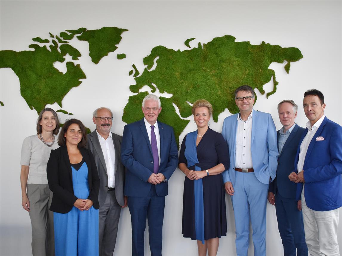 Ministerin Ina Brandes mit den Gesprächspartnern an der Hochschule Rhein-Waal (v.l.): Dr. Petra Radtke (Leitung der Stabsstelle des Präsidiums, HSRW), Sara Khaffaf-Roenspieß (Kommissarische Leitung Dezernat Studienangelegenheiten, HSRW), Wolfgang Gebing (Bürgermeister der Stadt Kleve), Dr. Günther Bergmann MdL, Ina Brandes (Ministerin für Kultur und Wissenschaft des Landes Nordrhein-Westfalen), Prof. Dr. Oliver Locker-Grütjen (Präsident der HSRW), Ocke Hamann (Leiter des Geschäftsbereichs Standort, Digital, Inno-vation, Umwelt der IHK Duisburg), Prof. Christoph Landscheidt (Bürgermeister der Stadt Kamp-Lintfort). Foto: ©HSRW/Andre Ruckriegel