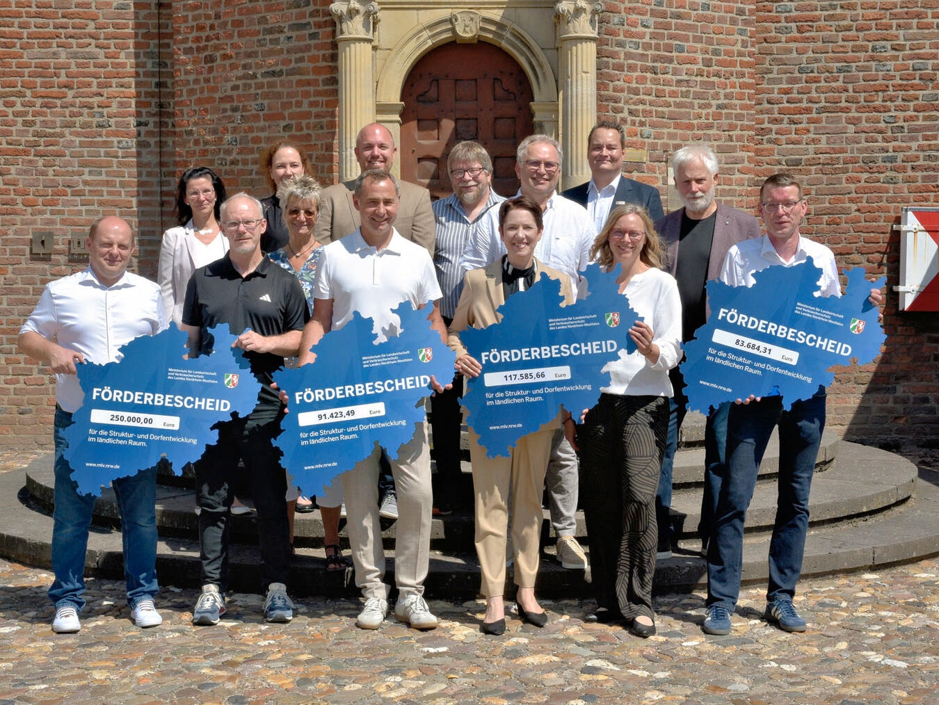 Ministerin Silke Gorißen überreichte in Kalkar persönlich die Förderbescheide an Projekte am Niederrhein zur Stärkung des ländlichen Raums. NN-Foto: Rüdiger Dehnen