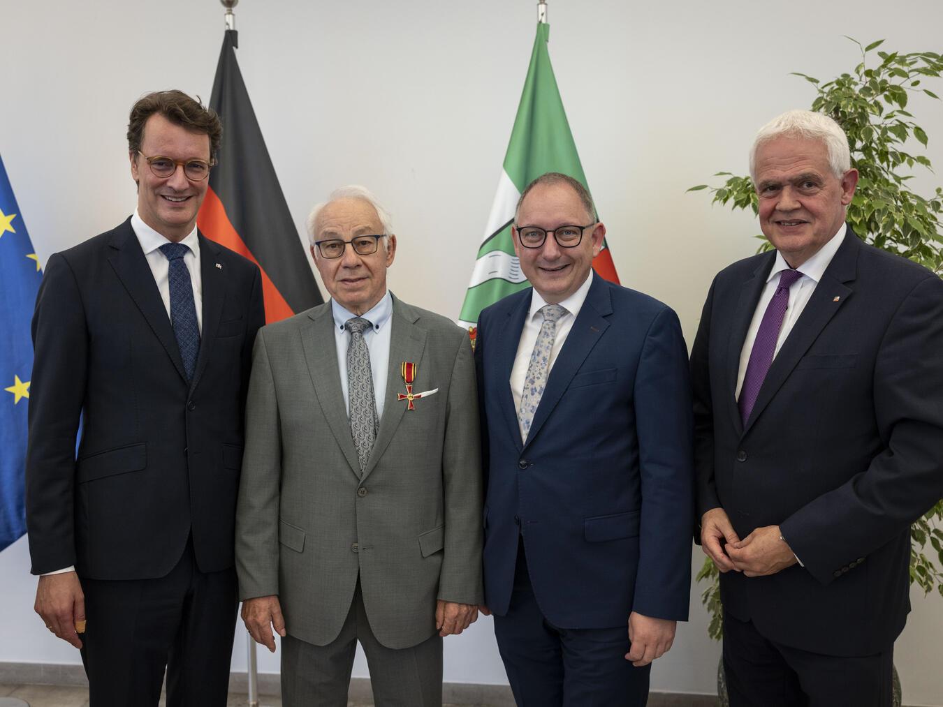 Ministerpräsident Hendrik Wüst händigte das Bundesverdienstkreuz an Helmut Joosten aus. Bürgermeister Sebastian Hense und Günther Bergmann (v. l.) gehörten zu den ersten Gratulanten. Foto: Staatskanzlei NRW/R. Sondermann