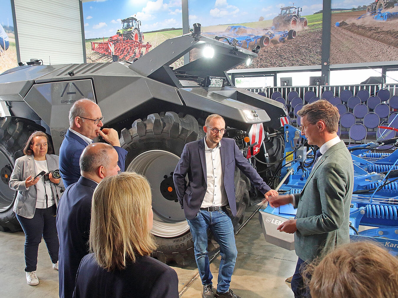 NRW-Ministerpräsident Hendrik Wüst sieht die Zukunft der Landwirtschaft Ministerpräsident Wüst lies sich unter anderem die autonome Zugmaschine... NN-Fotos (2): Theo Leie