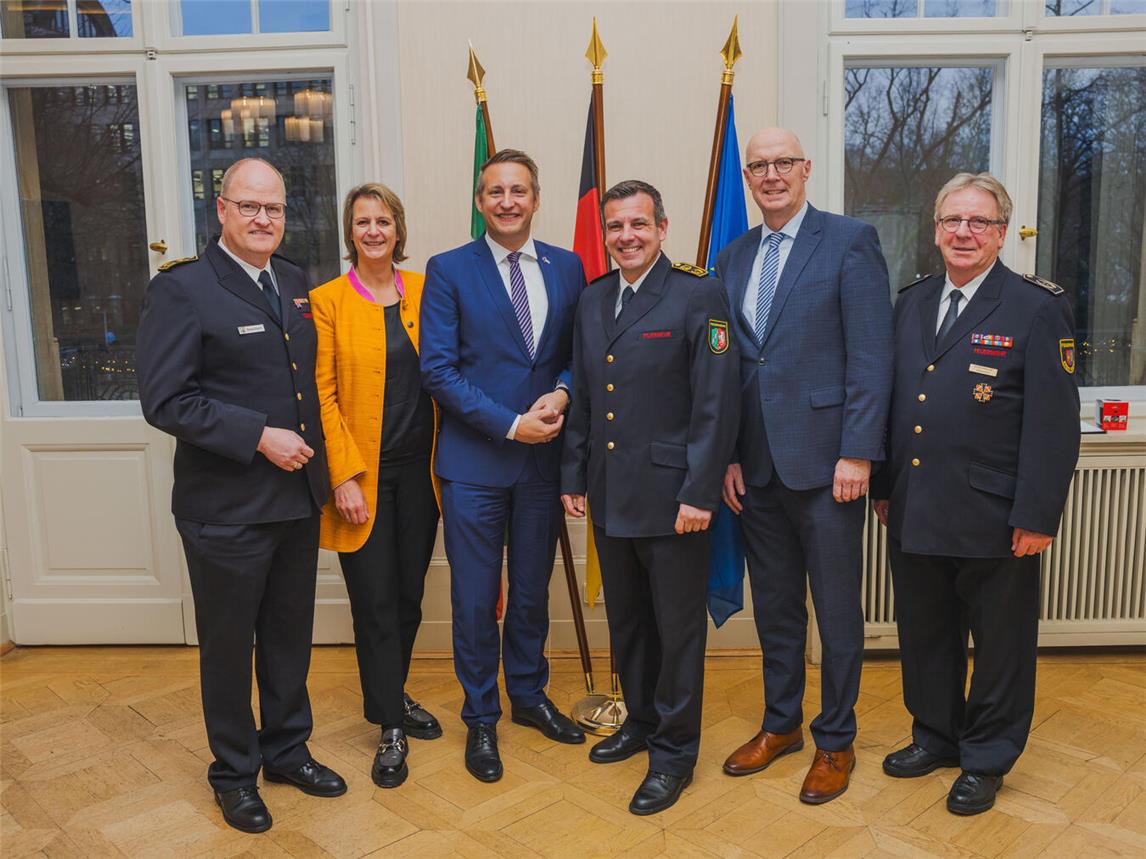 Mirko Braunheim (Bezirksbrandmeister Regierungsbezirk Düsseldorf), Anja Franke, Thomas Schürmann (Regierungspräsident Düsseldorf), Ronni Schoofs (stellvertretender Bezirksbrandmeister Regierungsbezirk Düsseldorf), Landrat Christoph Gerwers und Reiner Gilles (v.l.). Foto: BR_D