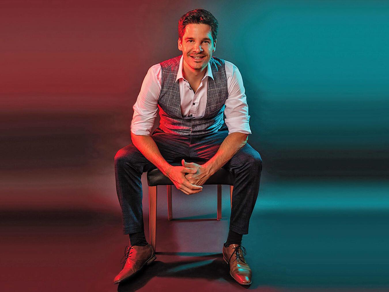 Mit „Alles Neu“ kommt der Comedian Alain Frei auf die Bühne des Burgtheaters im Rahmen der Sommerkultur 2025 nach Dinslaken.Foto: MikeWahrlich