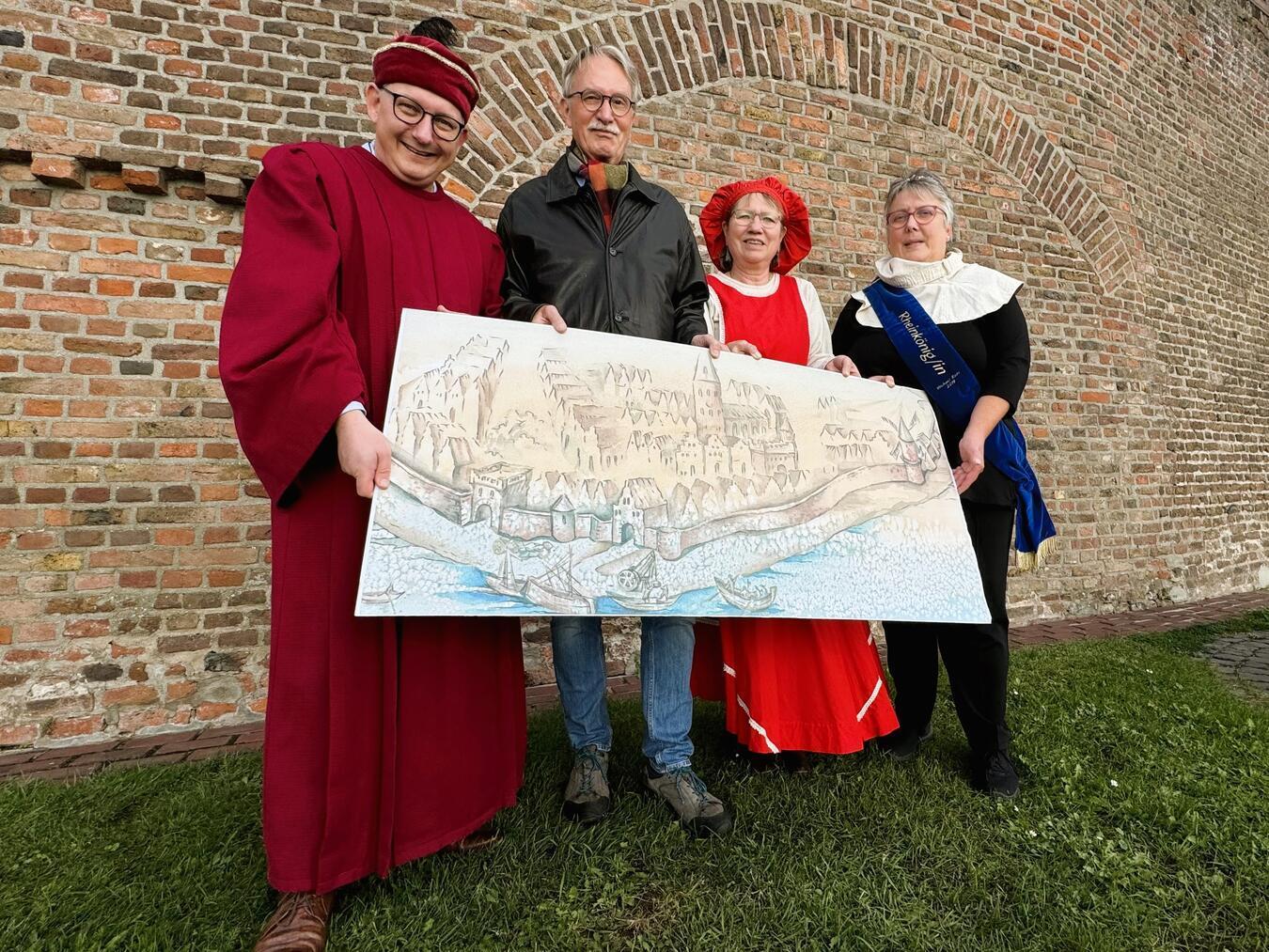 Mit beim Weseler Hansefest: eine Nachzeichnung von Rees anhand einer Skizze aus dem Jahre 1591, hier mit Bürgermeister Sebastian Hense, Hansebeauftragter Veit Veltzke, Caroline Weber (Touristeninformation) und Rheinkönigin Jutta Green. Foto: Stadt Rees