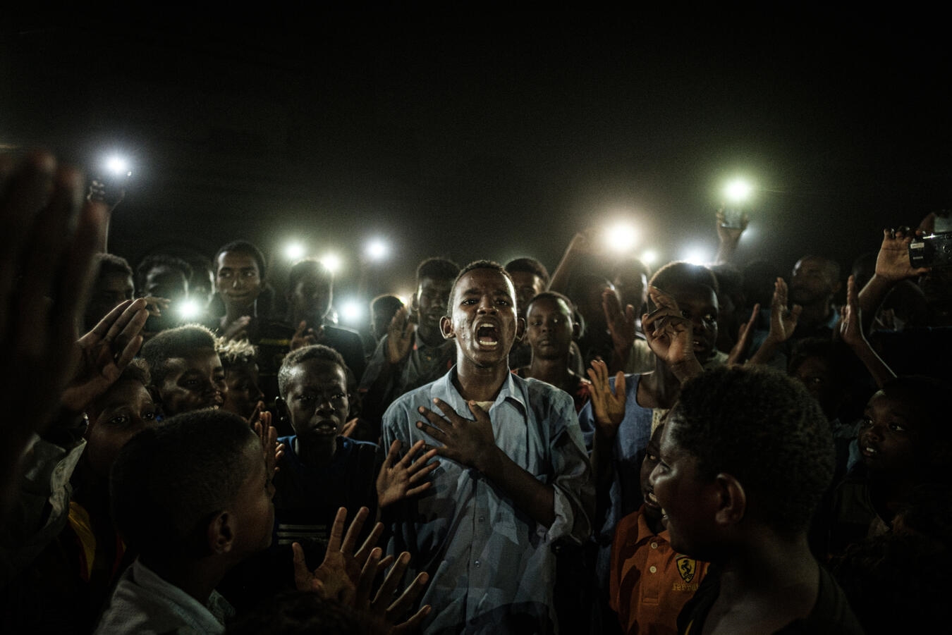 "Protestierende im Sudan 2019, festgehalten von Yasuyoshi Chiba, symbolisieren den Kampf für Freiheit und Wandel."