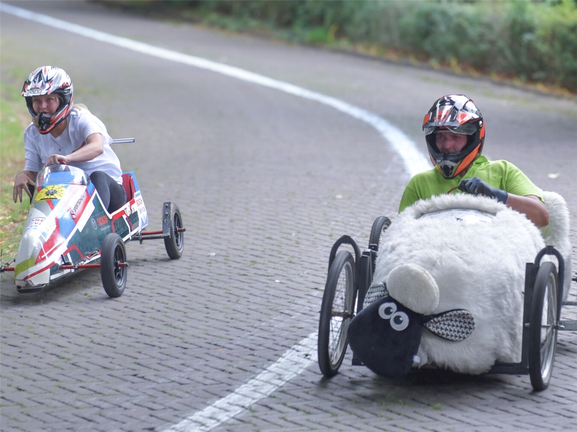 "Seifenkistenrennen am Eltenberg, Fahrer in action mit 55 km/h Geschwindigkeit, aufgenommen von Gerhard Seybert"