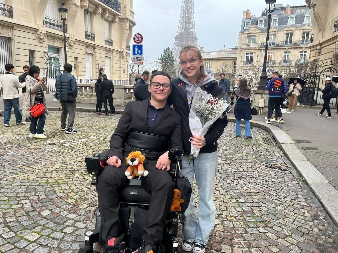 Mit Blick auf den Eiffelturm hat sich das junge Paar verlobt.