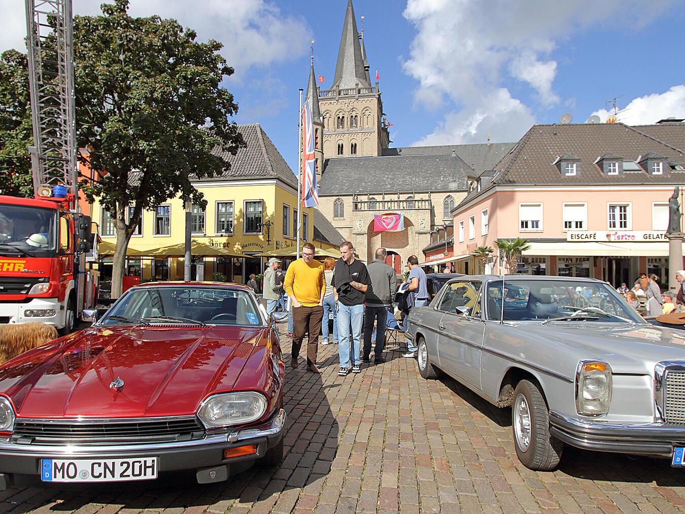 Mit Blick auf den Xantener Dom werden am Sonntag wieder einige Oldtimer in Xanten zu betrachten sein. NN-Archivfoto: Theo Leie