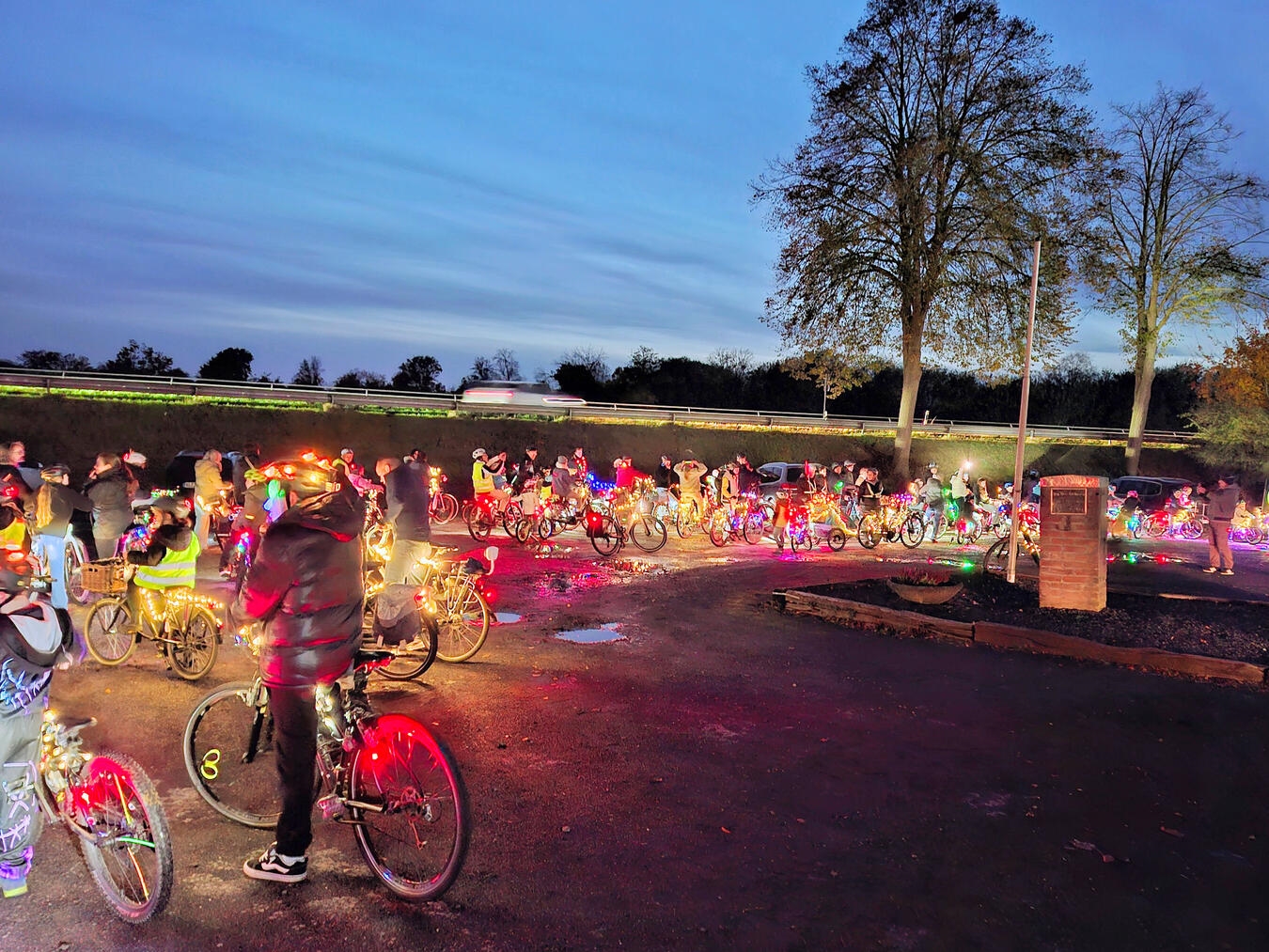 "Bunt beleuchtete Fahrräder bei Lichterfahrt in Emmerich"