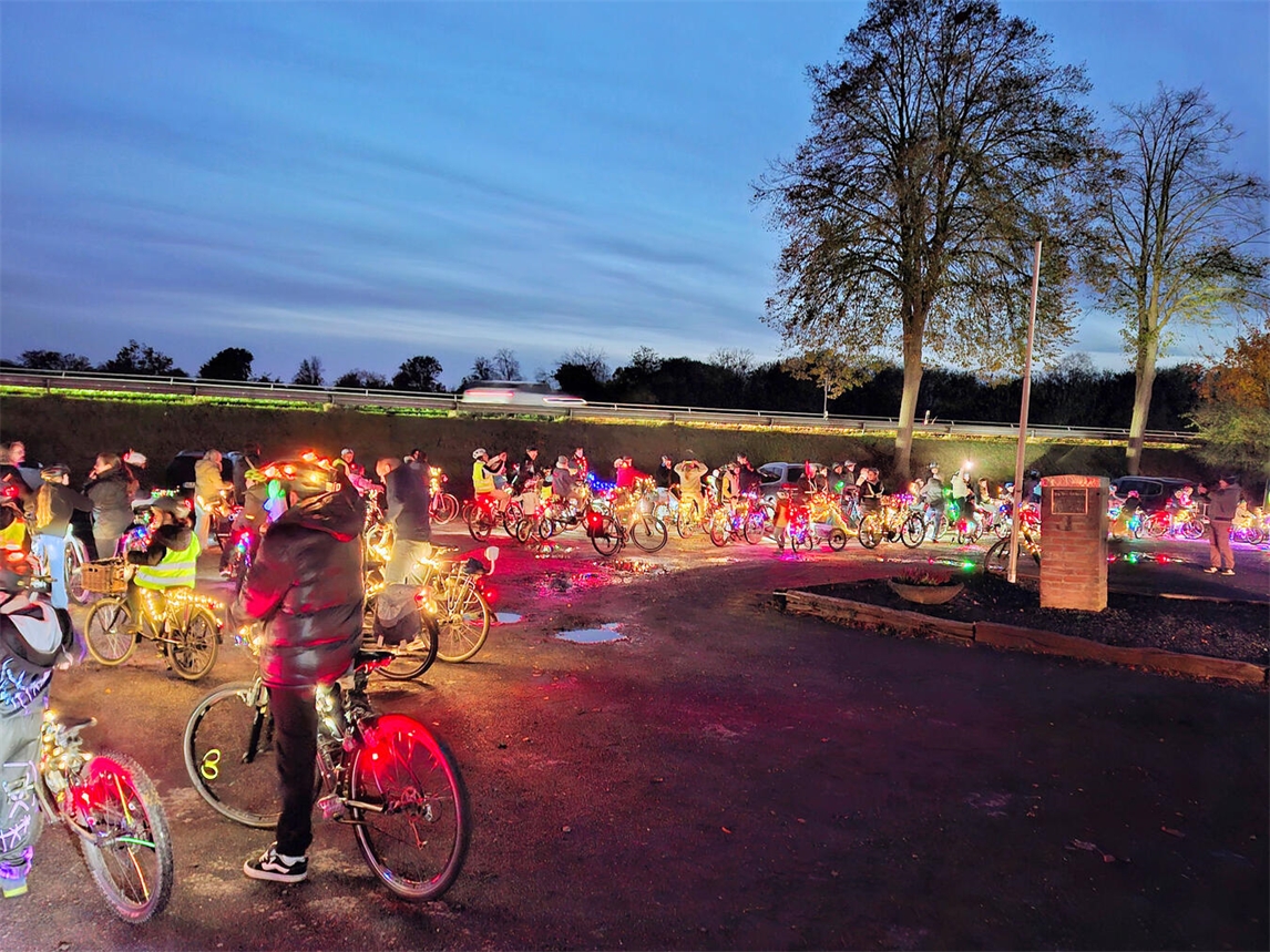 "Bunt beleuchtete Fahrräder bei Lichterfahrt in Emmerich"