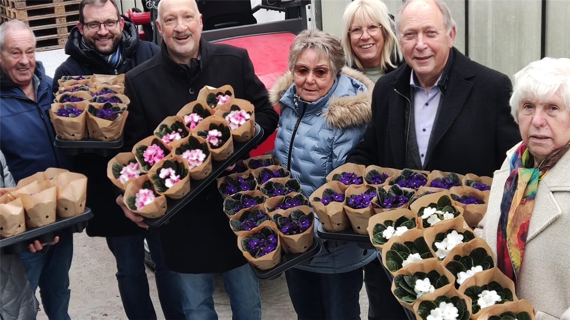 Mit bunten Frühlingsboten machten die freiwilligen Helfer Bewohnern und Mitarbeitern zum Valentinstag eine Freude. Foto: privat