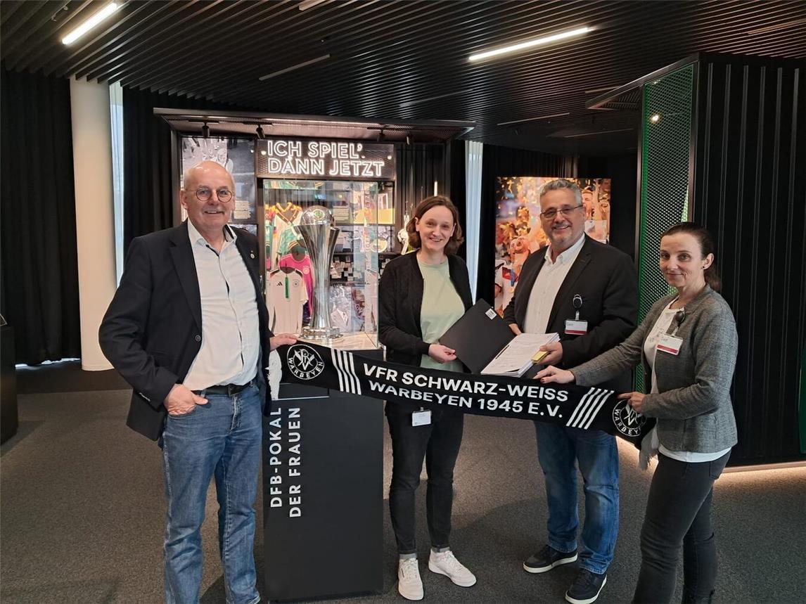 Mit dabei waren Christian Nitsch, Melanie Heckrath sowie Peter Brückner. Die Unterlagen wurden offiziell von Christina Wolff, Geschäftsbereich Spielbetrieb und Stab Zulassungsverfahren des DFB, entgegengenommen. Foto: VfR Warbeyen