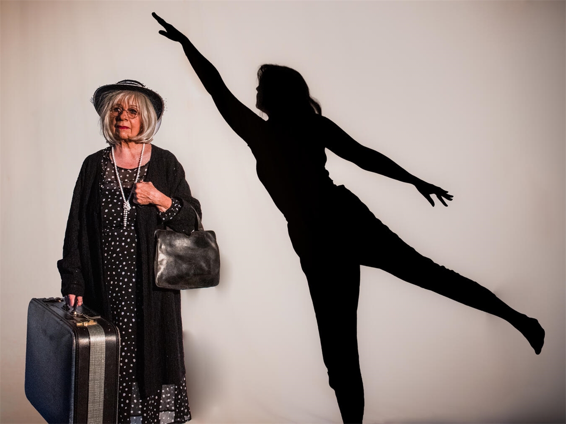 "Szene aus 'Das zweite Leben der alten Dame' im Chaostheater, inszeniert von Lucas Hans, zeigt kreatives Theatermachen."