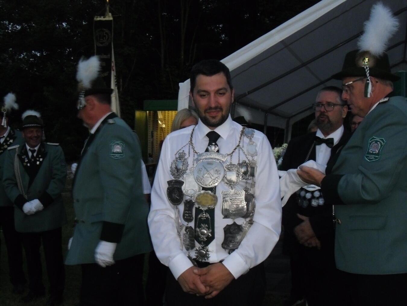 Der BSV Millingen hat einen neuen Schützenkönig Mit dem 115. Schuss erlangte Kevin Loy die Königswürde. Foto: privat