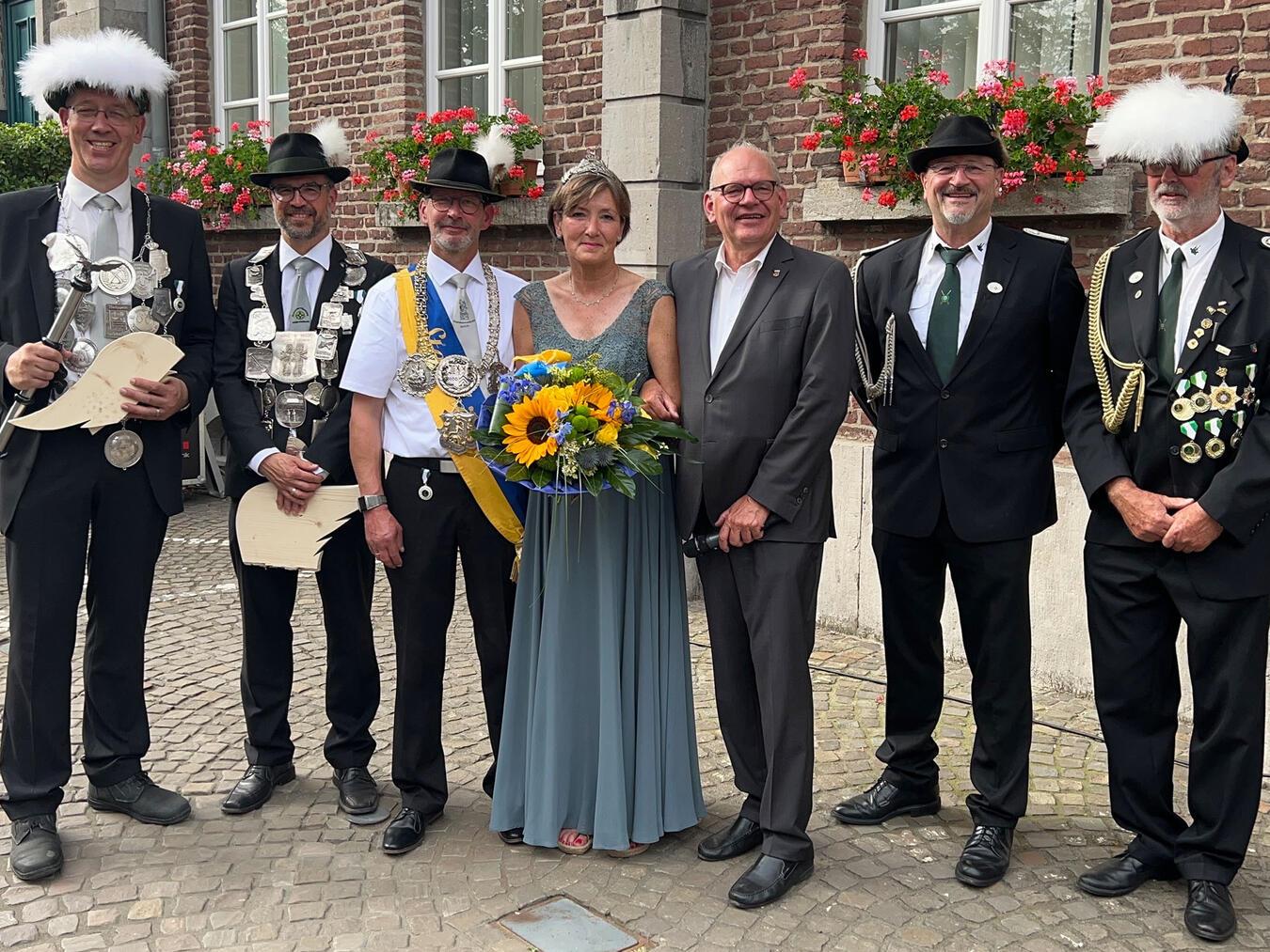 Mit dem 286. Schuss sicherte sich Georg Aldenhoven (3. v. l., St. Georgius Gilde) die Stadtkönigs-Würde.  Foto: Stadt Goch/Torsten Matenaers