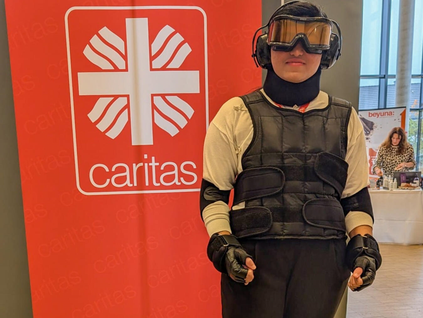 Mit dem Alterssimulationsanzug erleben Teilnehmende altersbedingte Einschränkungen – Teil des interaktiven Programms beim Aktionstag Demenz.Foto: Caritasverband Geldern-Kevelaer