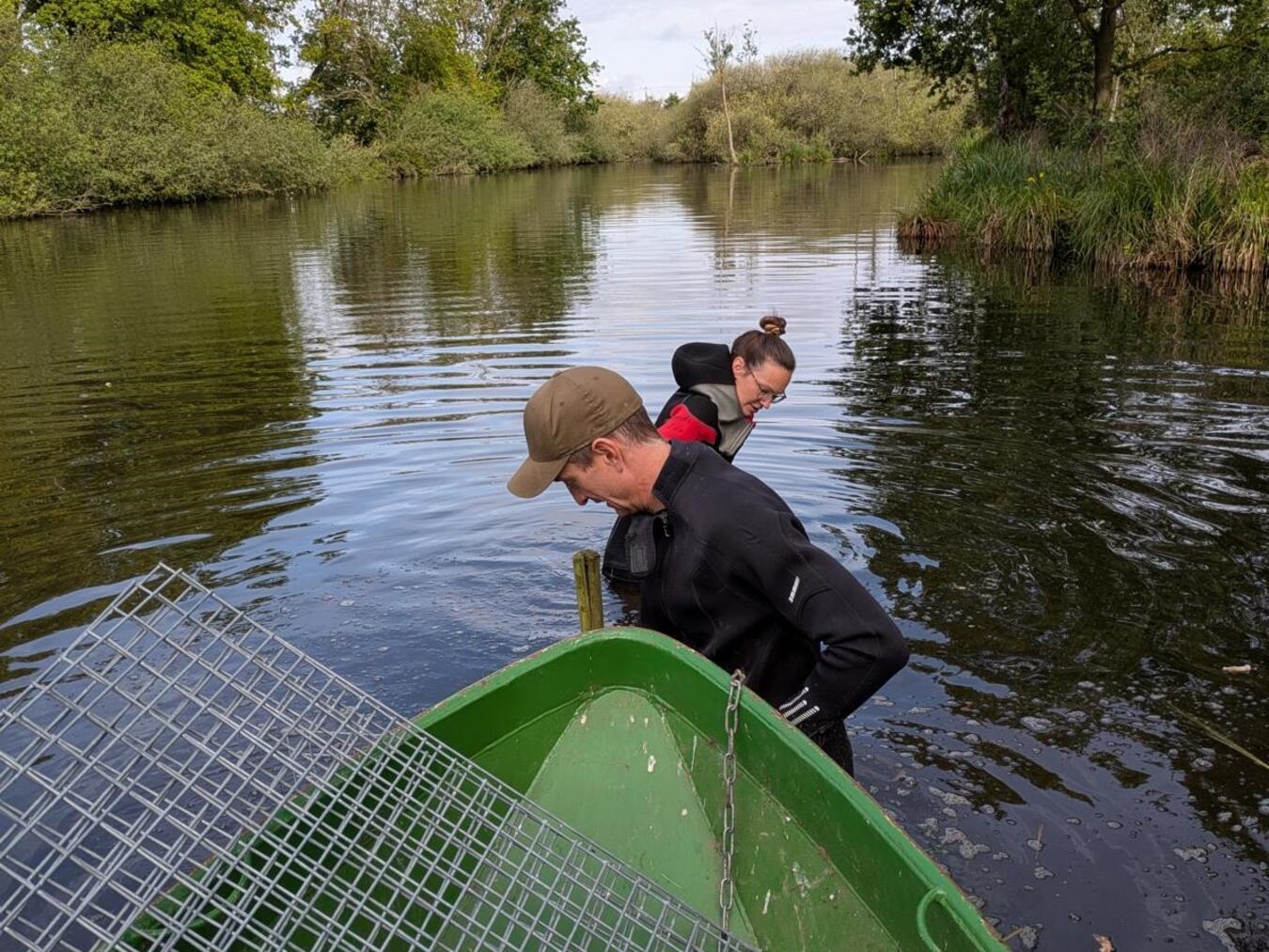 Boot beim Materialtransport auf dem Wasser, Foto von L. Spronk.
