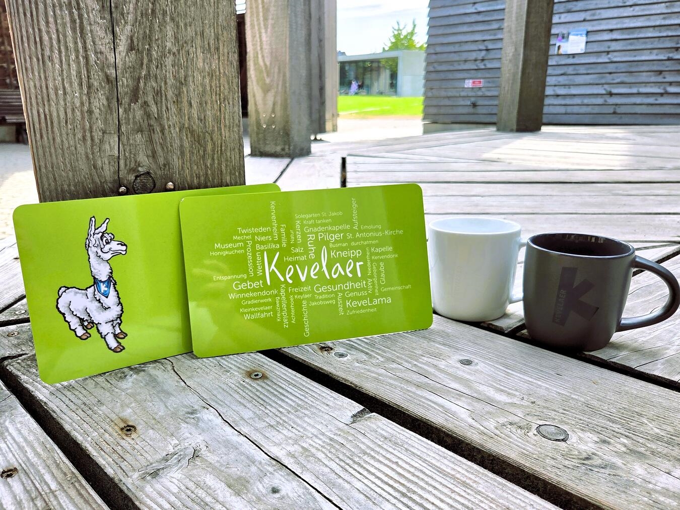 Mit dem Brettchen und der Kevelaer-Tasse ein Stück Heimat an den Frühstückstisch bringen. Foto: Wallfahrtsstadt Kevelaer