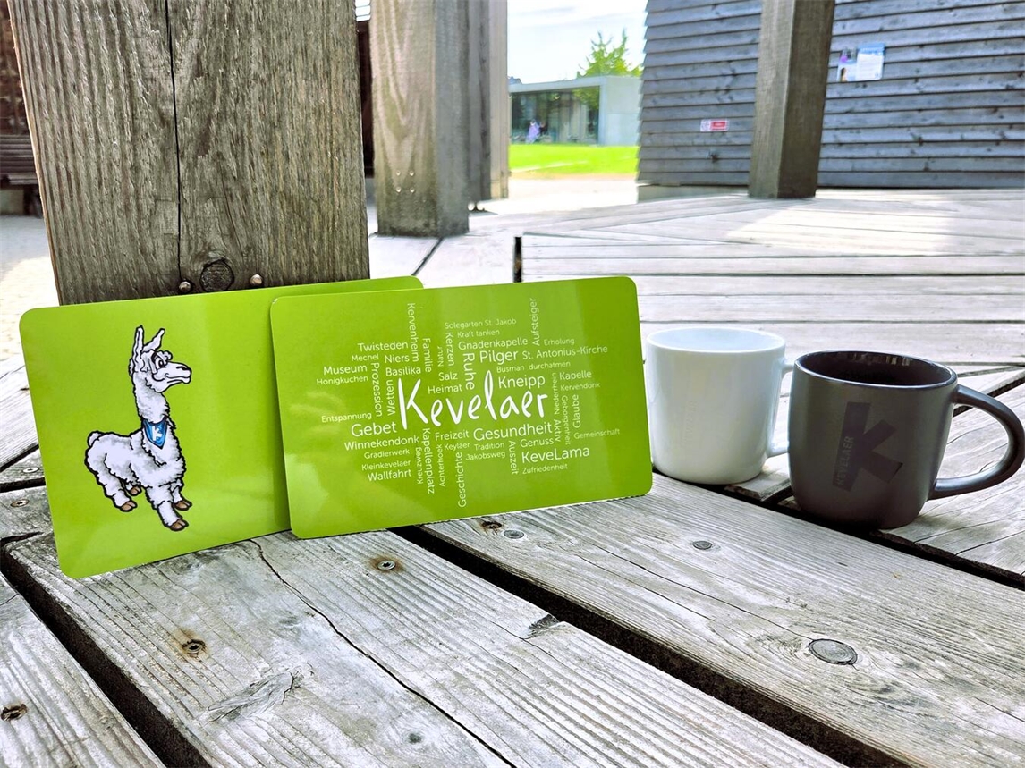 Mit dem Brettchen und der Kevelaer-Tasse ein Stück Heimat an den Frühstückstisch bringen. Foto: Wallfahrtsstadt Kevelaer