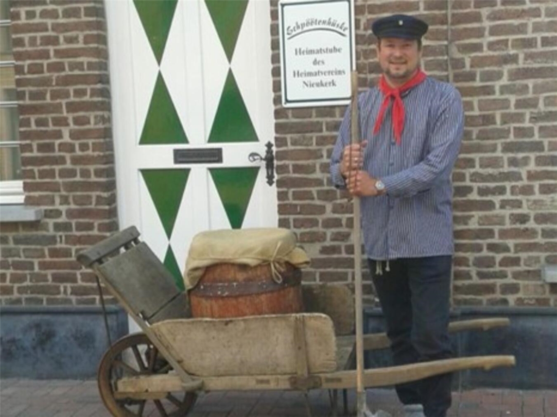"Traditioneller Driitschörger-Umzug am 29. August in Nieukerk, festlich geschmückte Straßen, lokale Kulturveranstaltung"
