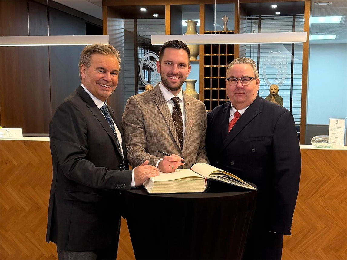Mit dem Eintrag ins Goldene Buch wurde die Zusammenarbeit besiegelt. Foto: Stadt Rheinberg