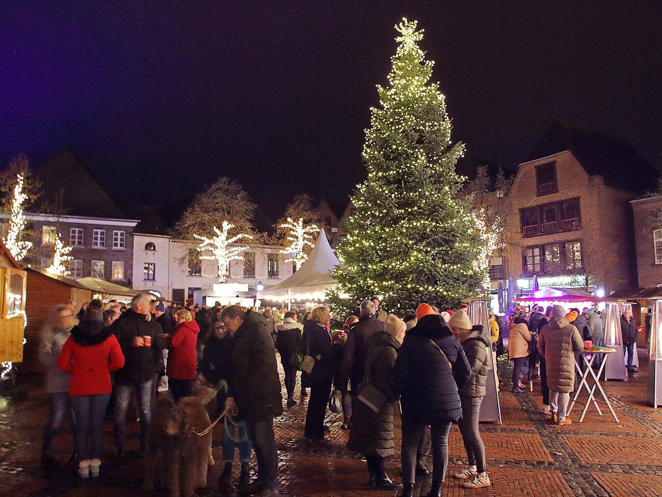 Mit dem Feierabend-Glühwein startete am Donnerstag das Weihnachtsmarkt-Wochenende in Straelen. Der Weihnachtsmarkt ist heute von 15 bis 21 Uhr (Gastronomie bis 22 Uhr) und morgen von 11 bis 20 Uhr geöffnet.NN-Foto: Theo Leie