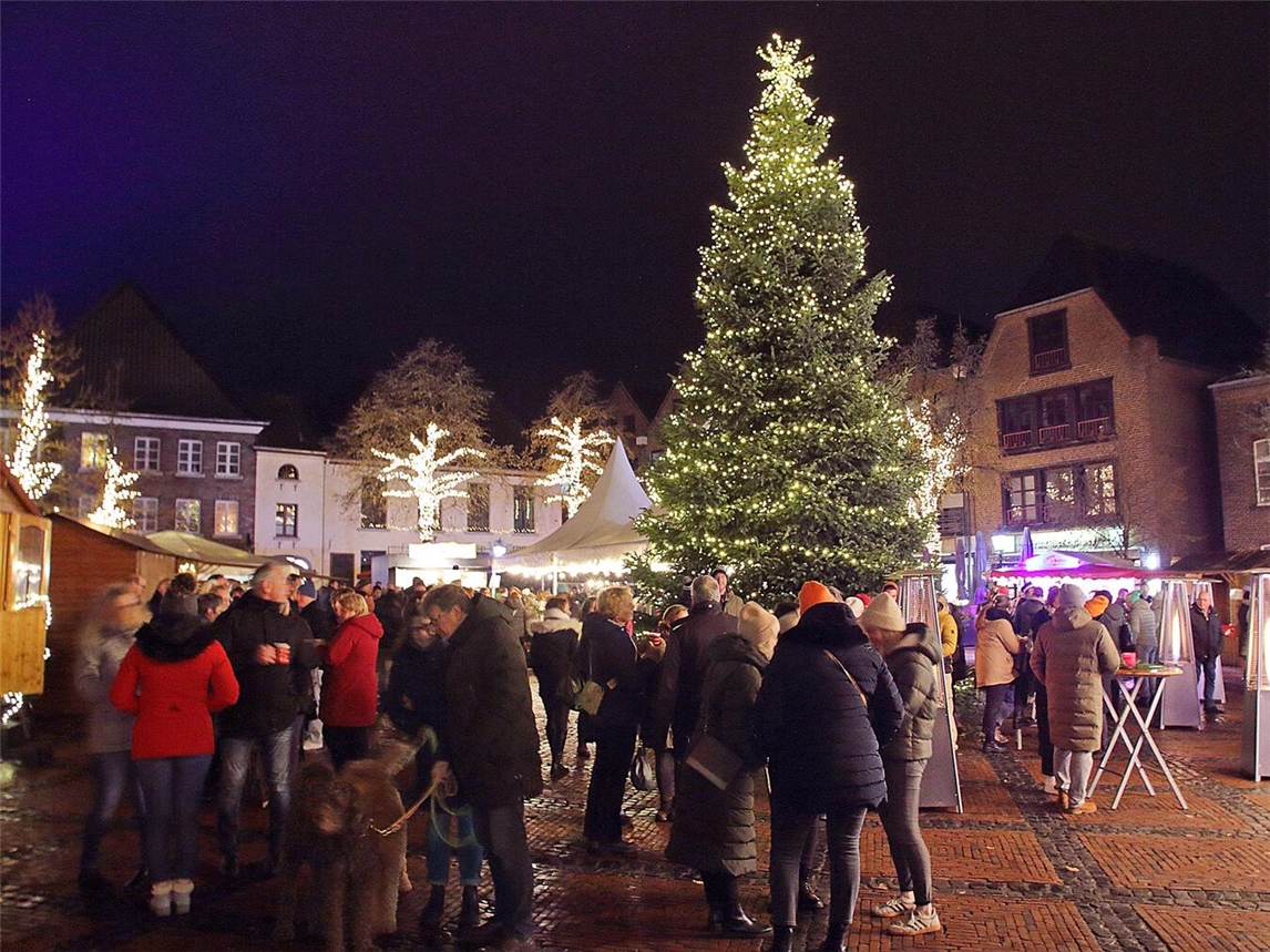 Mit dem Feierabend-Glühwein startete am Donnerstag das Weihnachtsmarkt-Wochenende in Straelen. Der Weihnachtsmarkt ist heute von 15 bis 21 Uhr (Gastronomie bis 22 Uhr) und morgen von 11 bis 20 Uhr geöffnet.NN-Foto: Theo Leie