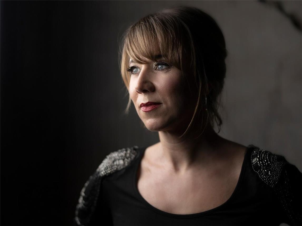 Mit dem Gefühl der eigenen Stimme ein Zuhause zu geben, singt, lebt, liebt und komponiert Maya Kehren Songs, die emotional erreichen, einladen, Lächeln zaubern und in die Glieder gehen. Foto: Maya