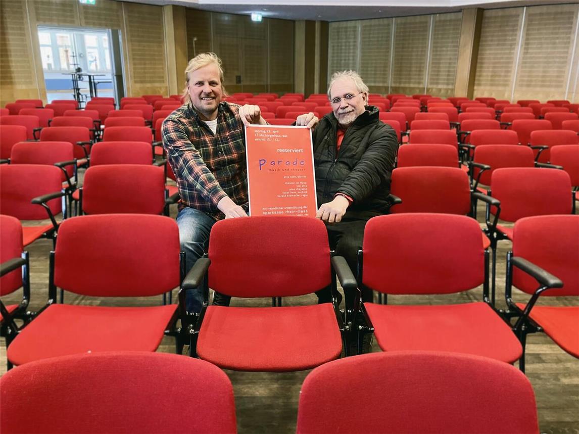 Mit dem Klassik-Café geht die „reeserviert“-Reihe am 13. Juli weiter: Ole Engfeld, Pressesprecher der Stadt Rees, und Heiner Frost, künstlerischer Leiter der Klassik-Reihe. Foto: Stadt Rees