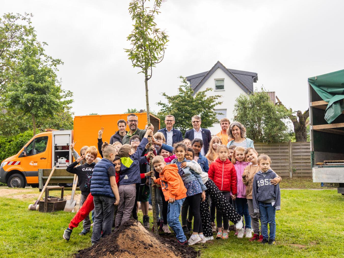 Tatkräftig angepackt: Klasse pflanzt ihren eigenen Baum Mit dem Klima- und Umweltschutz kann man nicht früh genug anfangen.Foto: Stadt Kleve