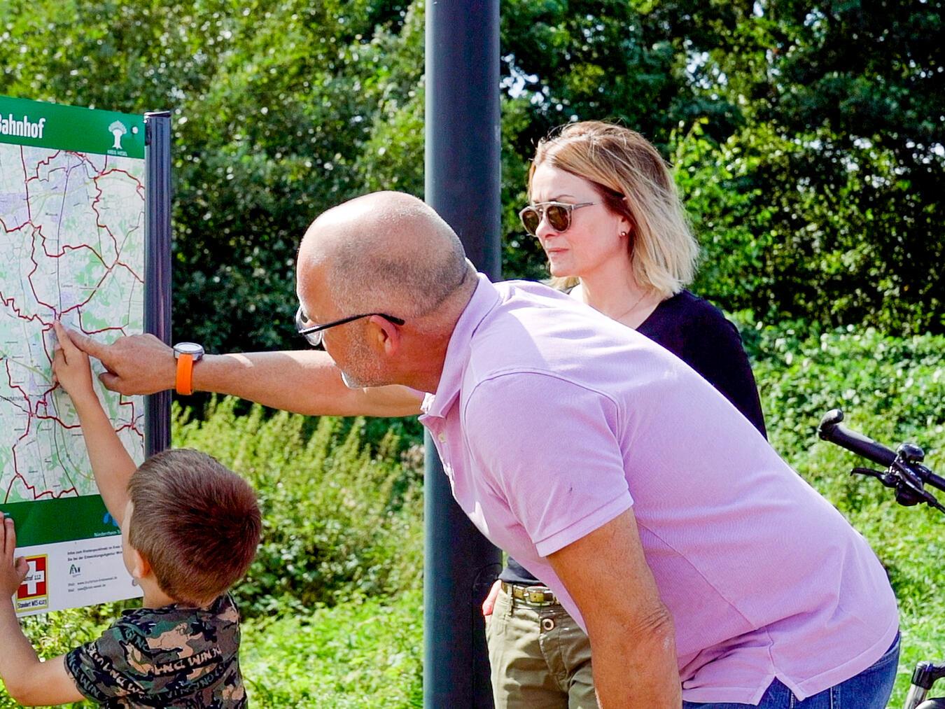 Mit dem Knotenpunktsystem können auch Familien ganz leicht der Fahrrad-Route folgen.Foto: Kai Dauvermann
