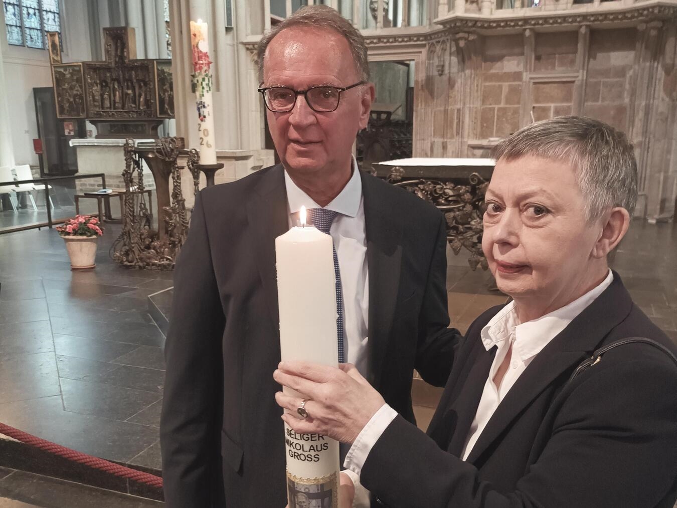 Mit dem Licht von Xanten ist Anne Prior ausgezeichnet worden. Mit dabei war Thomas Groß, ein Enkel des Seligen Nikolaus Groß. Foto: Ulrich Wilmes/KAB