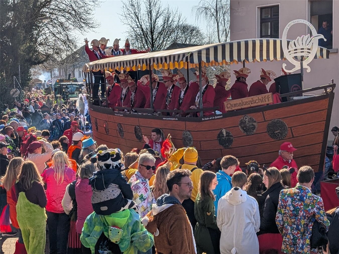 Mit dem Narrenschiff fährt der Elferrat am Rosenmontag durch das Queekendorf Keppeln. Foto: Queekespiere/Christian Breuer