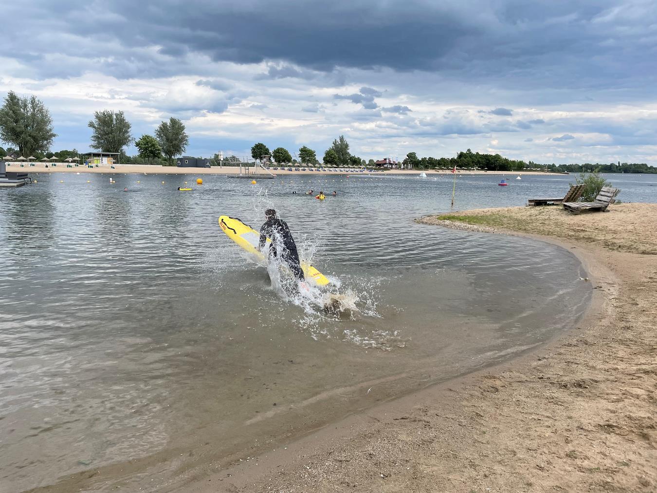 Mit dem Rettungsboard ging es auch sprungartig ins Wasser, um Leben zu retten. NN-Foto: SP