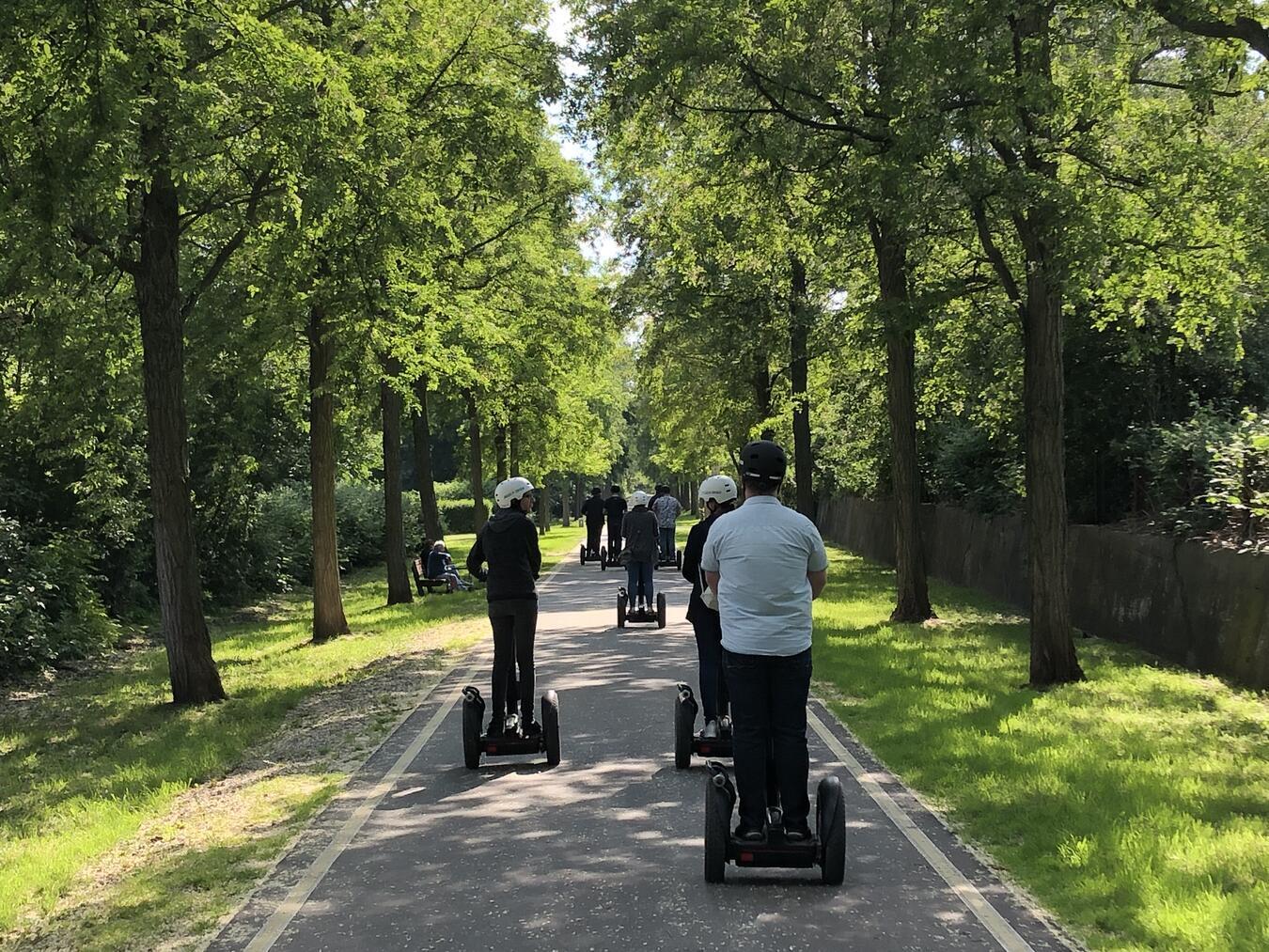 Mit dem Segway können die Teilnehmer das Altbierdorf und das Hexenland erkunden. Foto: Gemeinde Issum