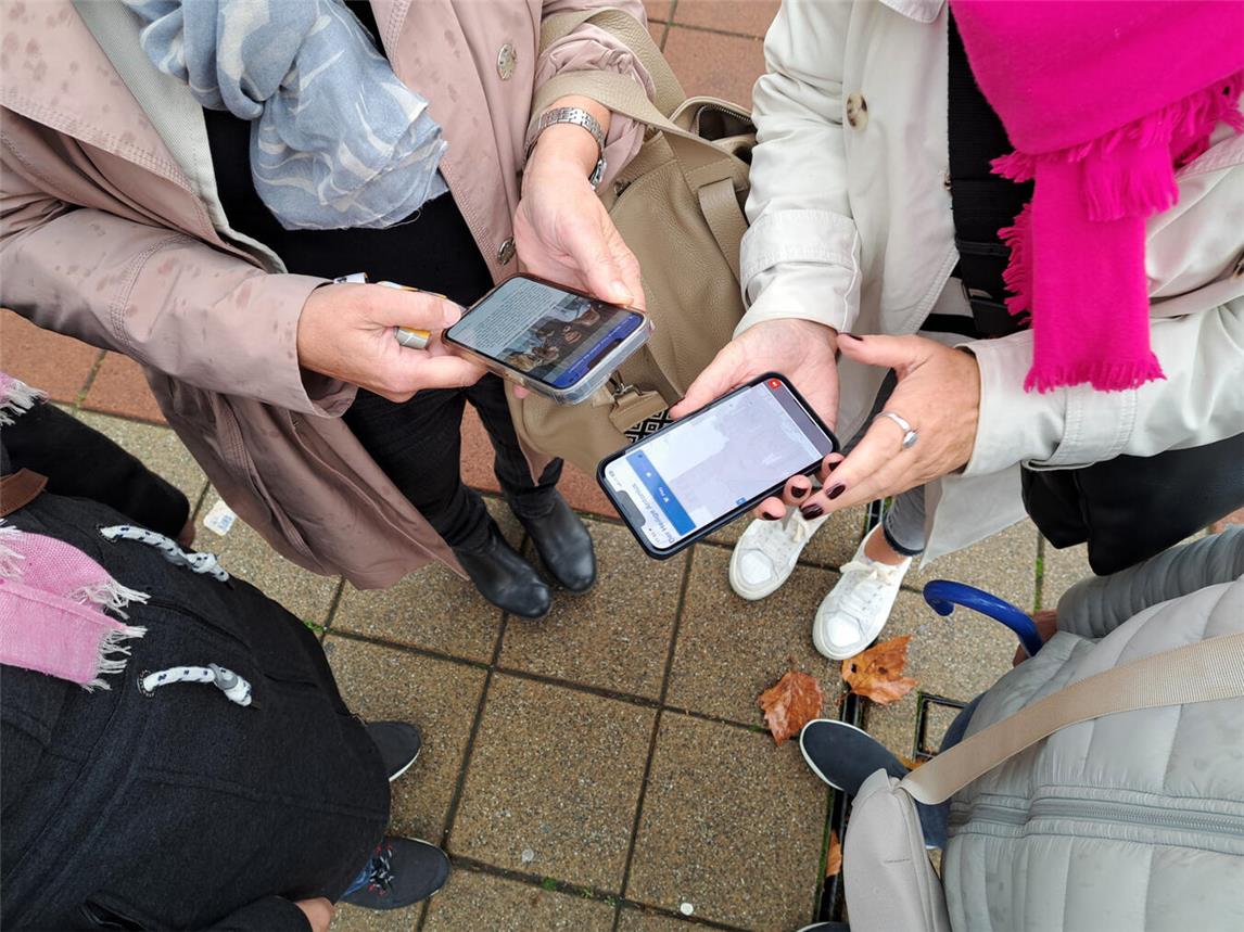 Mit dem Smartphone können die Teilnehmenden Kevelaers Innenstadt spielerisch kennen lernen. Foto: © Wallfahrtsstadt Kevelaer