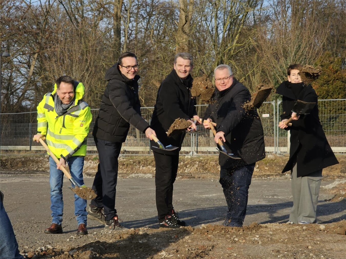 Mit dem Spatenstich gehen die Arbeiten für das Projekt „Wohnen am Holländer See“ in die nächste Phase. NN-Foto: T. Langer
