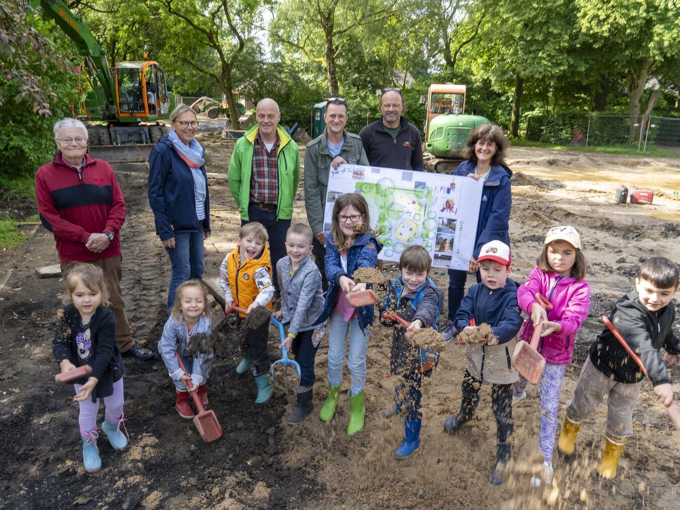 Mit dem Spatenstich im Mai 2024 starteten die Modernisierungsmaßnahmen des Kolpingspielplatzes. Foto: Stadt Geldern/Seybert