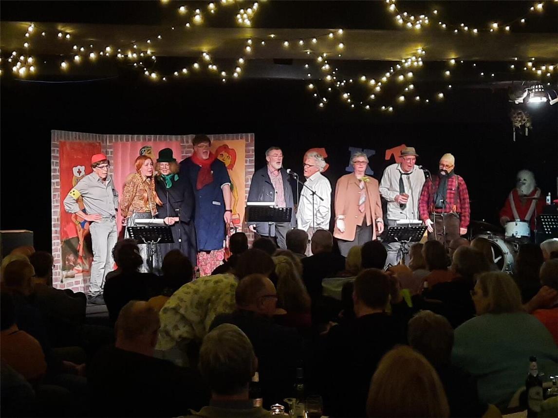 Mit dem traditionellen Schlusslied „Panama Jansen“ verabschiedet sich die FastNackt-Truppe. Foto: privat