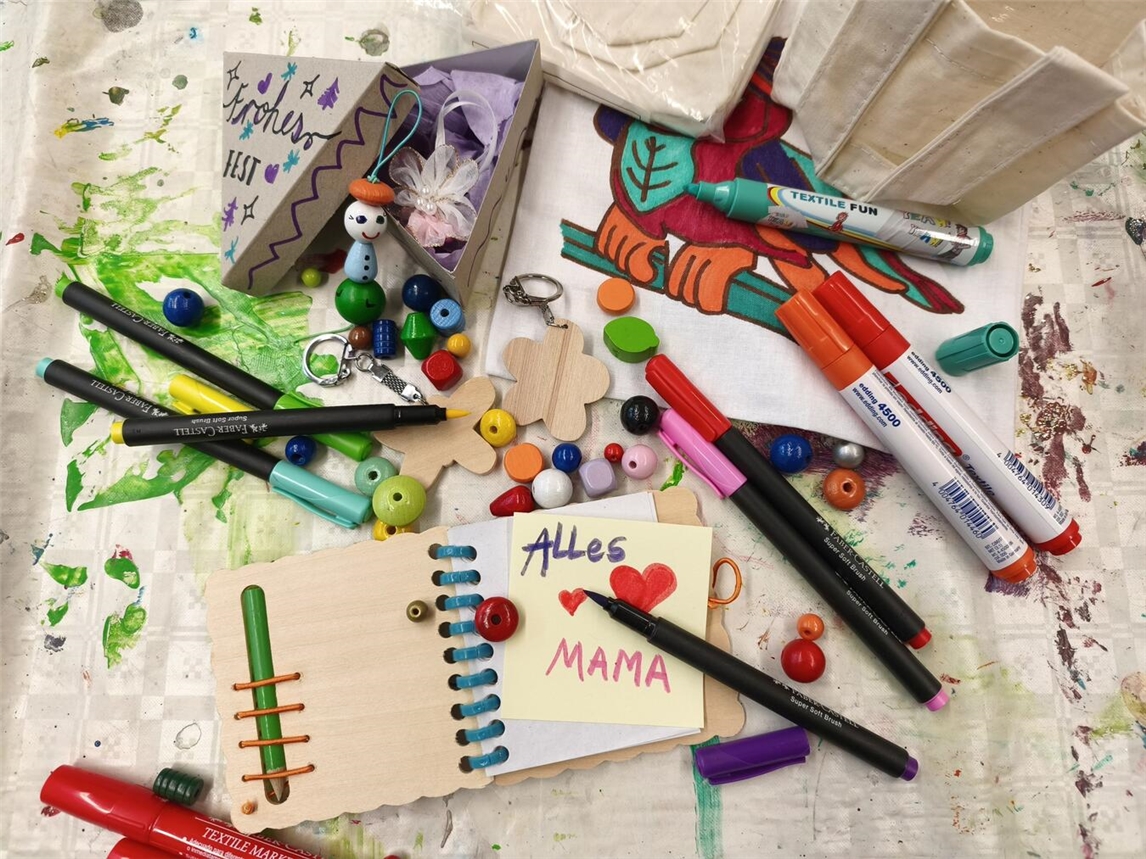 Mit dem Workshop bietet das Niederrheinische Museum Kevelaer eine kreative Gelegenheit, eigene Geschenkideen umzusetzen und gleichzeitig Freude am künstlerischen Gestalten zu entdecken. Foto: NMK
