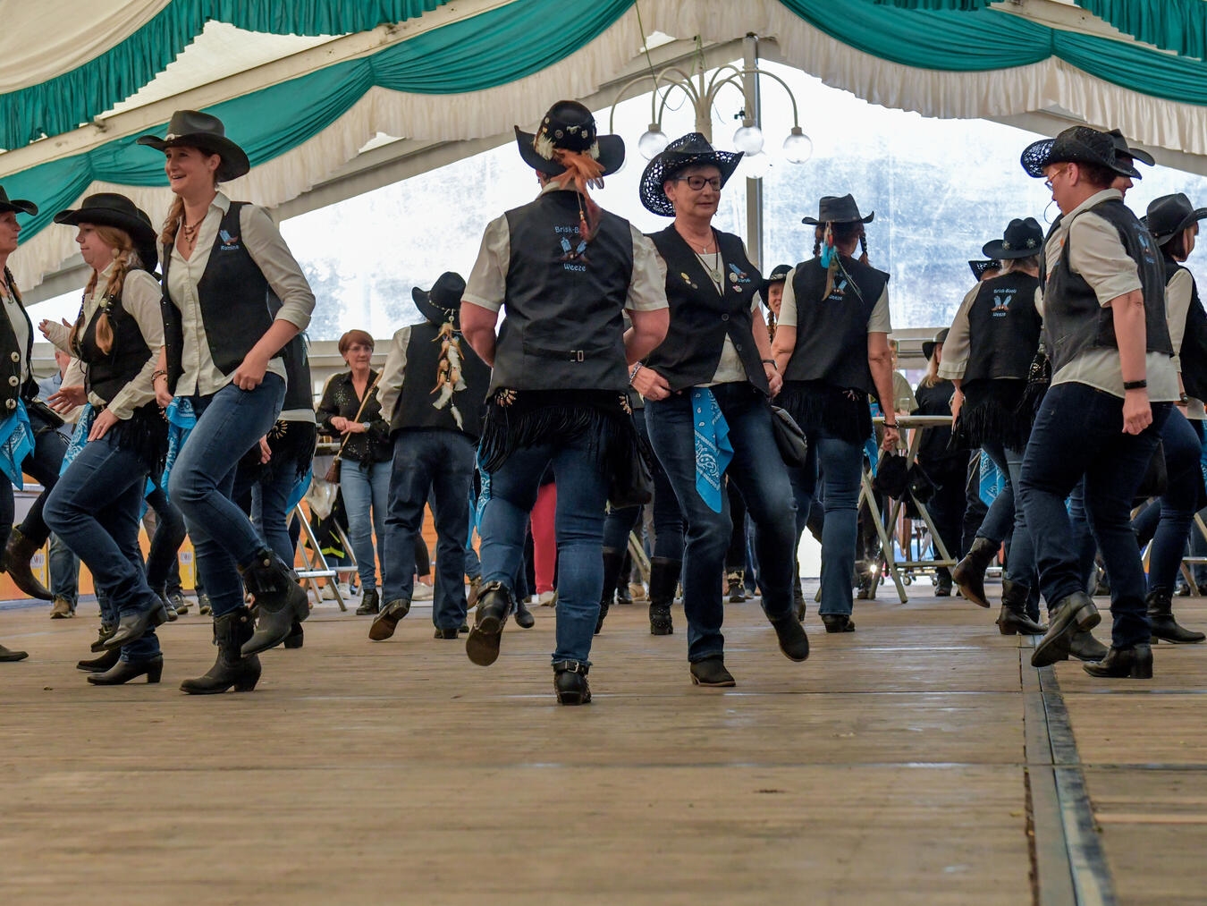 "Brisk Boots tanzen auf Cyriakusplatz in Weeze, Jubiläumsfeier am 2. Mai, lebendige Begegnung und Freude."