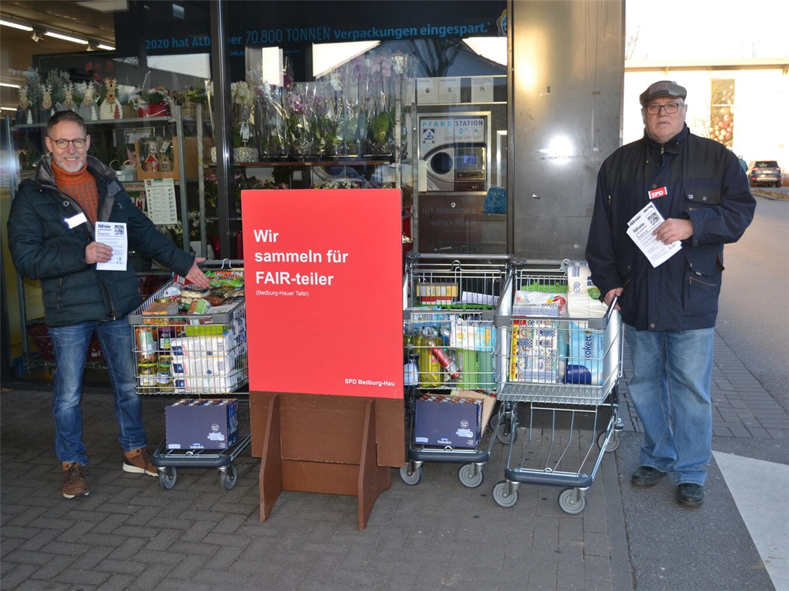 Mit den haltbaren Lebensmitteln und Hygieneprodukten, die in den Einkaufswagen nach dem Einkauf landeten, konnte der Lagerraum des Fair-teilers wieder aufgefüllt werden. Foto: Klaus Schwering