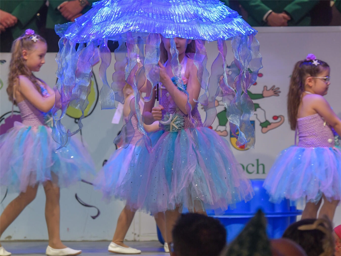 Mit den KCC-Flöhen ging es gleich zu Beginn des Programms „Unter Wasser. NN-Foto: Gerhard Seybert